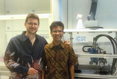 Carles Mas-Moruno welcomes Nuzul Ficky Nuswantoro in his laboratories