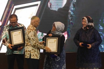 Dr. Ika Dewi Ana receives the Habibie Prize 2022